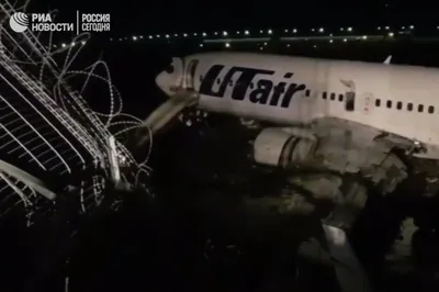 В аэропорту Сочи тягач протаранил самолет - Газета.Ru | Новости