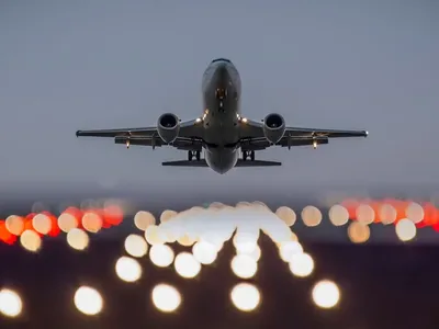 Самолет с пассажирами экстренно приземлился в Сочи по время шторма