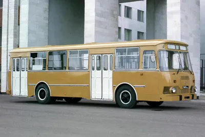 Советский автобус, незамвсловатый вид…» — создано в Шедевруме