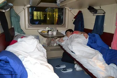Бригаду поезда жёстко наказали за безбилетников, спящих на полу в проходе  вагонов | Аналитический Интернет-портал