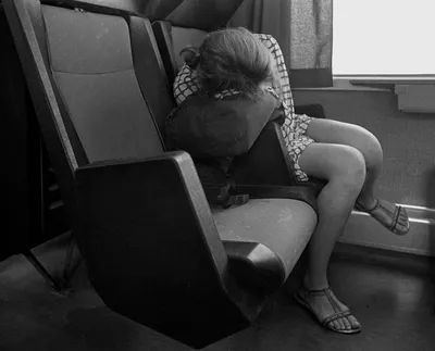 Мужчины и женщины спят на нижних полках в вагоне поезда Стоковое  Изображение - изображение насчитывающей возникновения, семья: 158372271