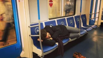 Молодая Женщина Лежит На Кровати И Смотрит В Окно Спящего Поезда — стоковые  фотографии и другие картинки Поезд - iStock