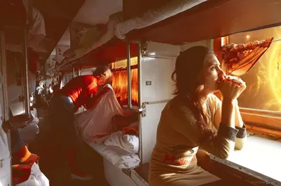 Спящий в автобусе москвич разозлил пользователей сети - Мослента