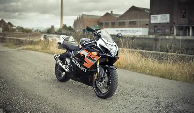 Быстро и ярко: лучшие спортивные мотоциклы Suzuki на фото 