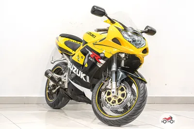 Изображение спортивного мотоцикла Suzuki на фоне гор