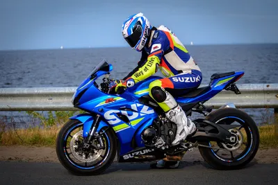 Изображение спортивного мотоцикла Suzuki для обоев на айфон