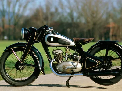 Величие прошлого на фото: старинные мотоциклы, отражающие элегантность своего времени