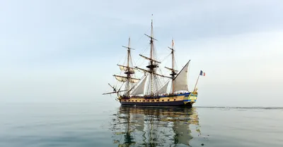 пиратский порт с видом на старые морские корабли в море на закате  Иллюстрация штока - иллюстрации насчитывающей красивейшее, галеон: 272811446