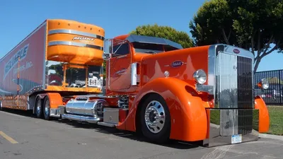 Как устроен классический американский грузовик? Обзор Freightliner FLD120  снаружи и изнутри - YouTube