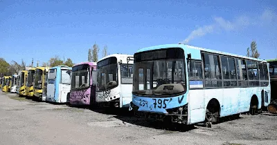 Старые Автобусы — стоковые фотографии и другие картинки Автобус - Автобус,  Горизонтальный, Грусть - iStock