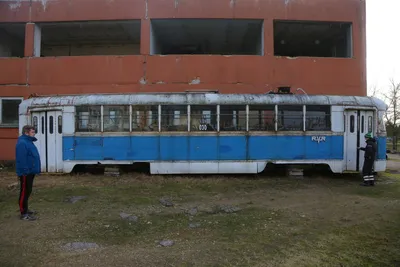 В старом центре Барнаула трамвай сошел с рельсов и «потерял» колесные пары