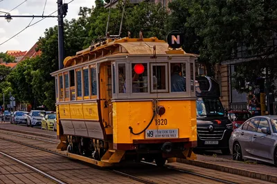 Старый трамвай едет по городу, …» — создано в Шедевруме