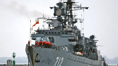 Неустрашимый», «Стойкий» и «Буря»: какие корабли прошли по Неве в День ВМФ