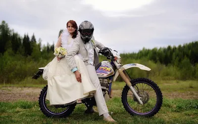 Фотографии свадьбы на мотоциклах: выберите изображение в формате JPG, PNG или WebP