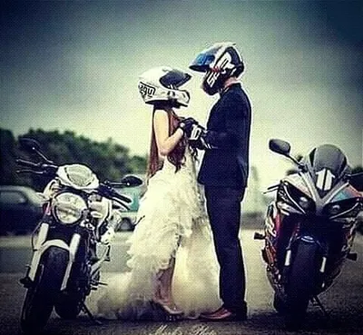 Стильная свадьба на мотоциклах: запечатленные моменты