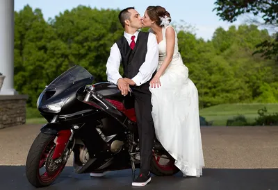 Настоящая любовь на мотоциклах: свадебные фотографии, полные страсти