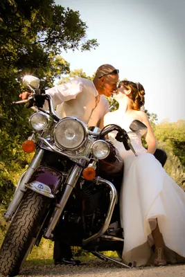 Изысканность мотоциклов и элегантность свадьбы: фотохроника