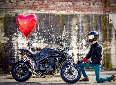 Изображения с прекрасной свадьбой на мотоциклах