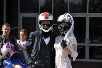 Арт с изображением свадьбы на мотоцикле