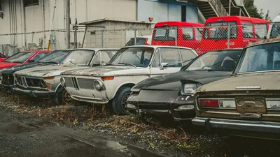 Ночной фоторепортаж с самого безумного автомобильного кладбища Японии! —  DRIVE2