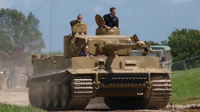 Купить сборную модель Tamiya 35216 Немецкий тяжелый танк Tiger I (ранняя  версия) с 1 фигурой танкиста в масштабе 1/35