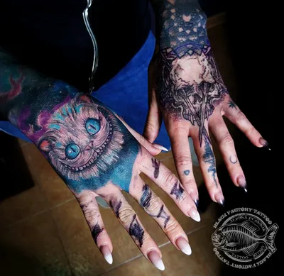 Татуировки Злой чеширский кот в стиле Сюрреализм Голень / Каталог тату-салонов  и мастеров