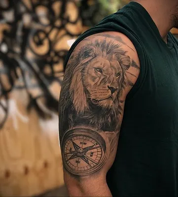 Лев с часами на плече, татуировка в реализме. Сделать тату у мастера  Каролины салон PlayPain.