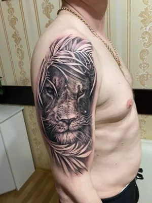 Татуировка лев на плече