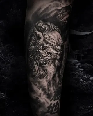 Татуировка мужская реализм на плече лев и часы 1355 | Art of Pain