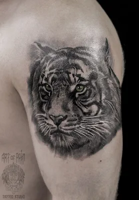Реалистичная черно-белая татуировка - тигр с красными глазами, на плече |  Пикабу