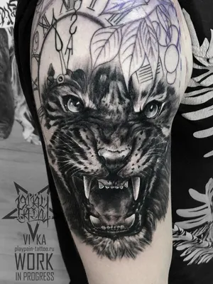 Тигр на плече, мужская татуировка в процессе. Сделать тату у мастера Вики  салон PlayPain.