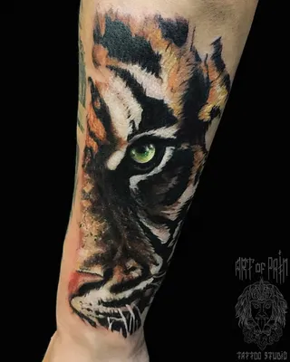 Тигр в реализме татуировка на руке. Сделать тату у мастера Вики салон  PlayPain.