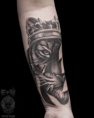 Татуировка тигр с часами на руке. Сделать тату у мастера Вики салон  PlayPain.