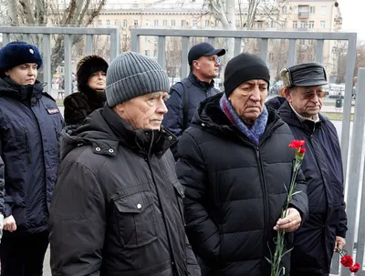 В Волгограде вспоминают жертв терактов на железнодорожном вокзале и в  троллейбусе • СоцИнформБюро