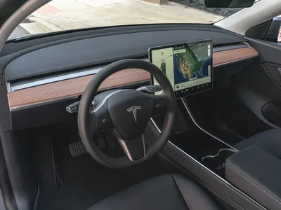 В сети появились реальные фото салона обновленной Tesla Model S со спорным  рулем-штурвалом