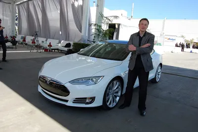 Маск отправит вишневый электромобиль Tesla в космос на Falcon Heavy