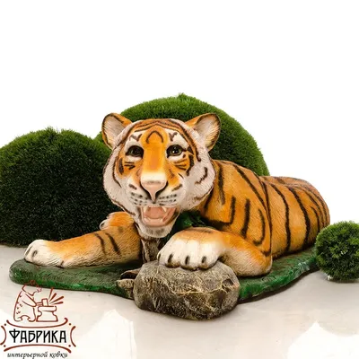 тигр лежит на снегу с чем то на морде, картинка амурского тигра, животное,  кошачий фон картинки и Фото для бесплатной загрузки