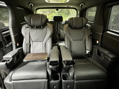 Test Drive] Toyota's minivan Alphard boasts sedanlike drive