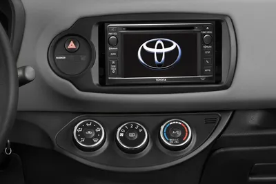 2015 Toyota Yaris Hybride Lounge 5 Door Hatchback 2WD Side View Car Pics |  izmostock