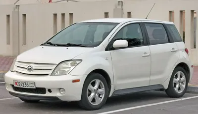 Toyota ist 2003 года, 1.3 л., руль правый, цвет кузова серебристый, расход  6-9 литров, подробнее в тексте, бензин