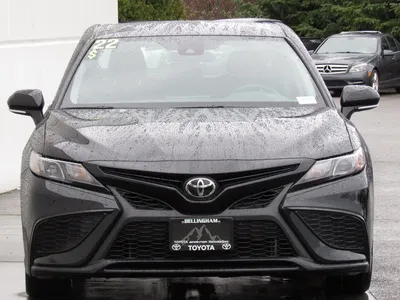 Toyota camry черная едет по мокрой…» — создано в Шедевруме
