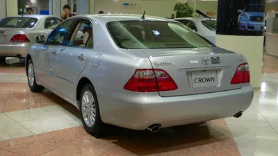 File:2005 Toyota Crown-Royal 02.jpg - Wikipedia