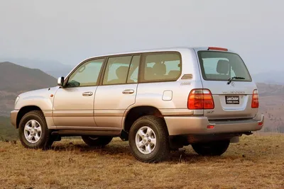 Can we just appreciate what an attractive vehicle the Land Cruiser is? Most  generations just look so square jawed and tough. No frills. No curvy,  pointy, nonsense. Just a handsome brute with