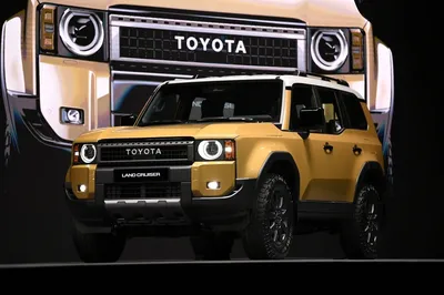 2022 Range Rover VS 2022 Toyota Land Cruiser - SUV BATTLE! - YouTube