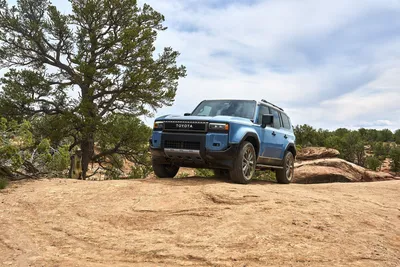 Old Toyota Land Cruiser Challenges New Range Rover In Off-Road Duel