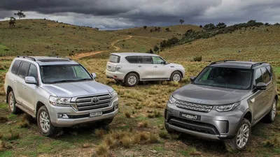 Сравнение Land Rover Discovery и Toyota Land Cruiser по характеристикам,  стоимости покупки и обслуживания. Что лучше - Ленд Ровер Дискавери или Тойота  Ленд Крузер