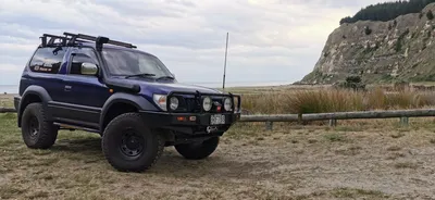 Toyota Prado 90 Slimline II Roof Rack Kit - by Front Runner – Overland Kings