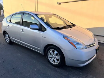 2008 Toyota Prius Hybrid in White - Low/Wide Front Stock Photo - Alamy