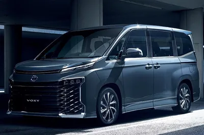 Toyota представила минивэны Noah и Voxy нового поколения — Motor