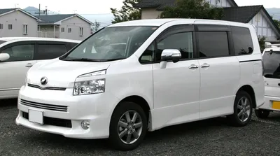 File:2nd generation Toyota Voxy.jpg - Wikimedia Commons